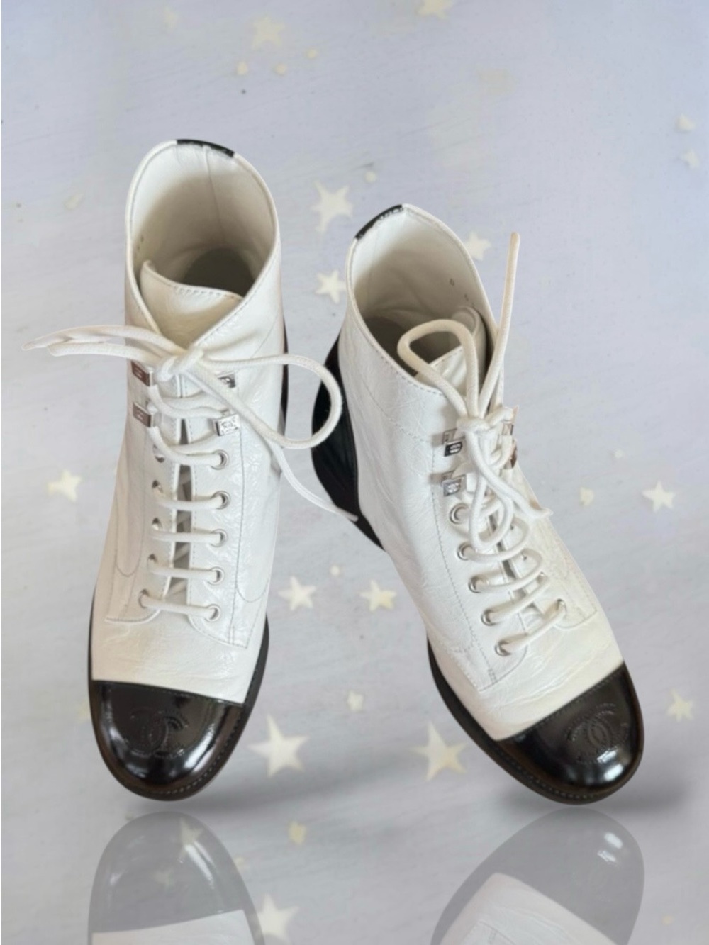 🆕💞CHANEL White Black Crumpled Shiny Patent CC Combat Lace Up Ankle Boots 37.5 EU